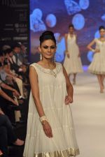 Model walks the ramp for Saboo Fine Jewels Show at IIJW Day 4 on 22nd Aug 2012 (80).JPG